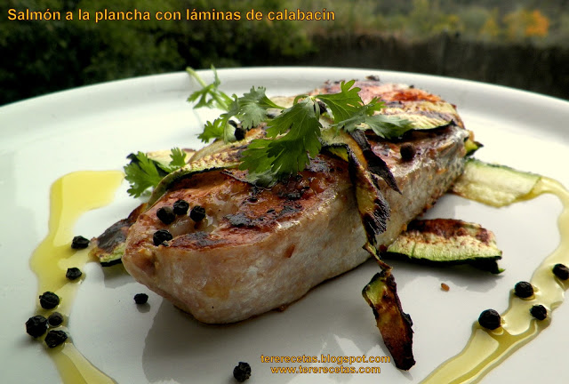 salmón a la plancha con láminas de calabacín