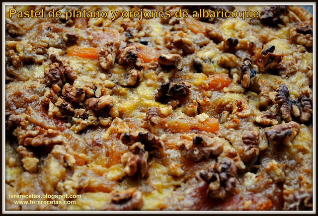 Pastel de plátano y orejones de albaricoque Pastel de plátano y orejones de albaricoque