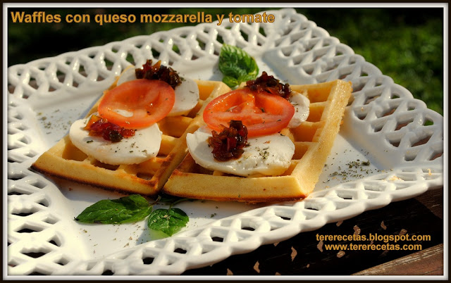 Waffles o Gofres con queso mozzarella y tomate 02
