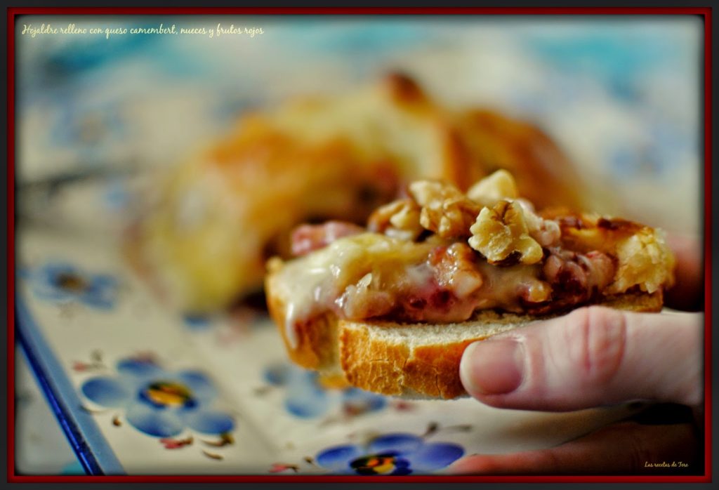 Hojaldre relleno con queso camembert  nueces y frutos rojos  tererecetas 01