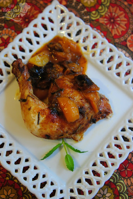 Pollo al horno con salsa de albaricoques y ciruelas pasas