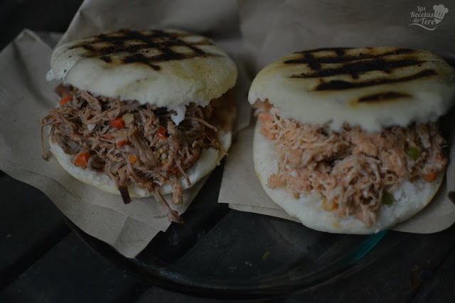 Arepas rellenas con carne mechada y con pollo 05