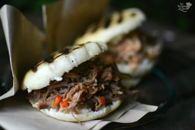 Arepas rellenas con carne mechada y con pollo 01