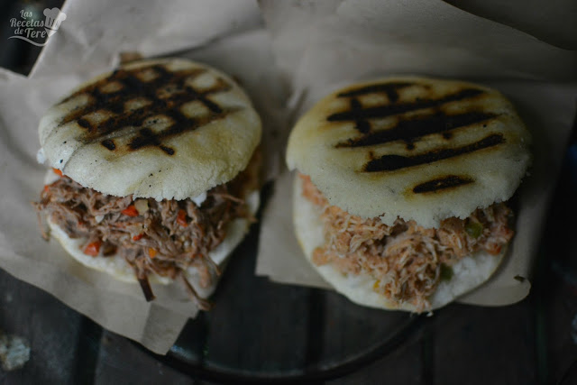 Arepas rellenas con carne mechada y con pollo 03