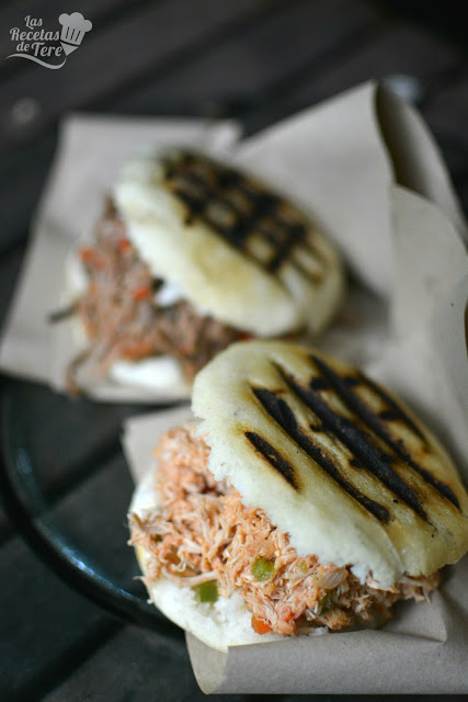 Arepas rellenas con carne mechada y con pollo 02