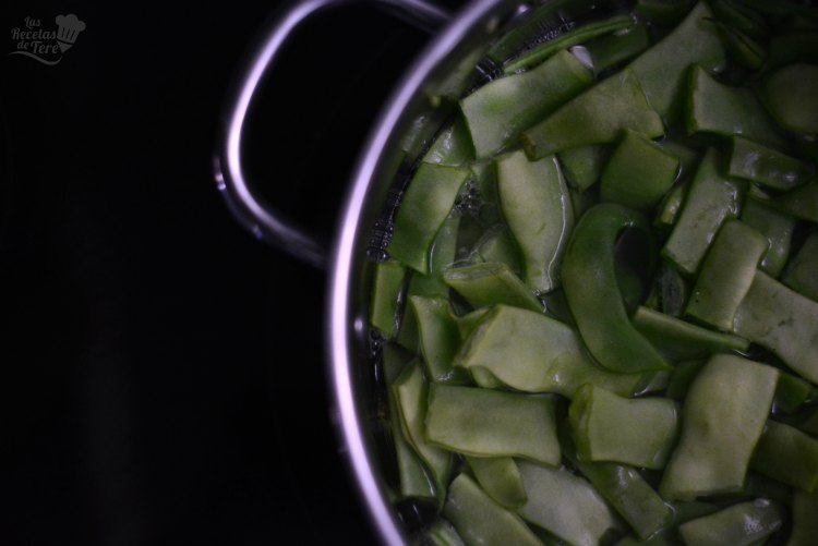 Deliciosa ensalada de judías verdes de la huerta con atún