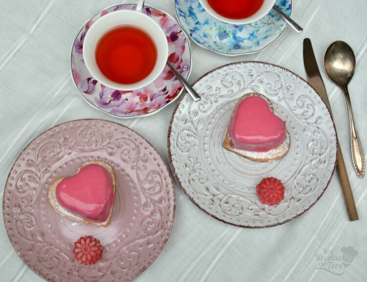 corazones de san valentín rellenos de mousse de chocolate y fresas