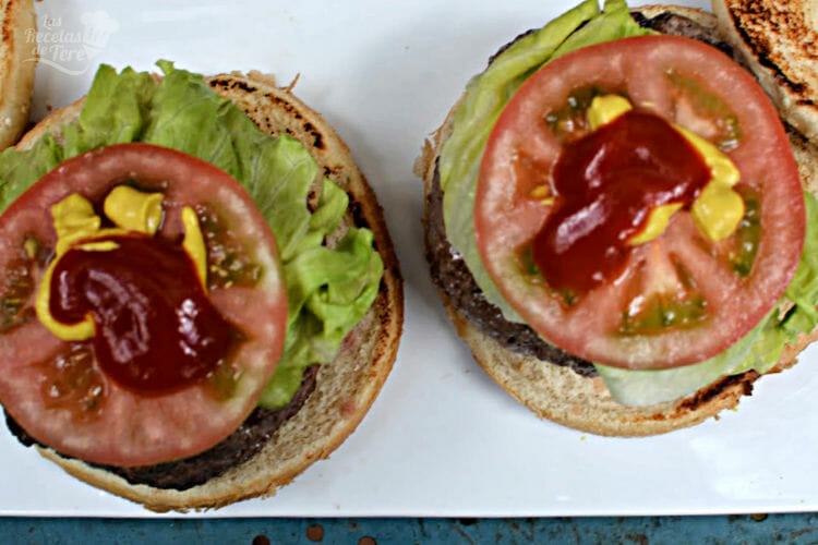 Esta es la receta para hacer la mejor hamburguesa casera rellena del mundo