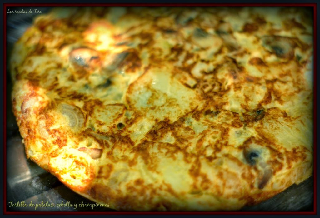 Tortilla de patatas, cebolla y champiñones 03