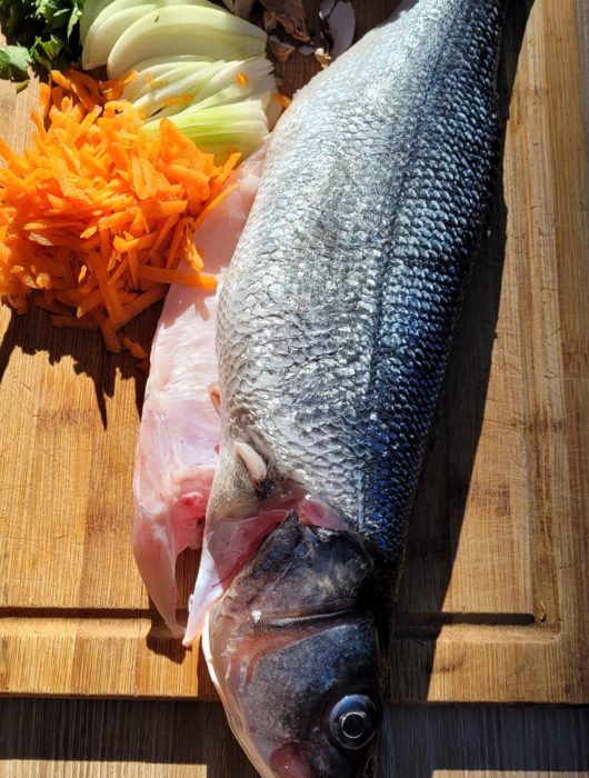 lubina a la sal con vino blanco