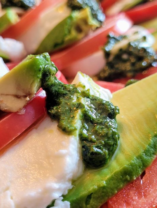 Ensalada de tomates, aguacate y queso mozzarella