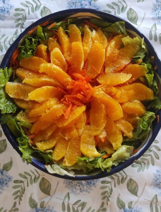 ensalada de naranjas y vegetales